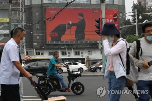 중국 본토 '애국주의 물결'에 떠들썩…홍콩 '삼엄한 경계'