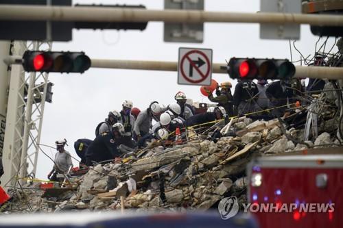 콘크리트 파손·지반 침하·주변 공사…미 아파트 붕괴 원인은