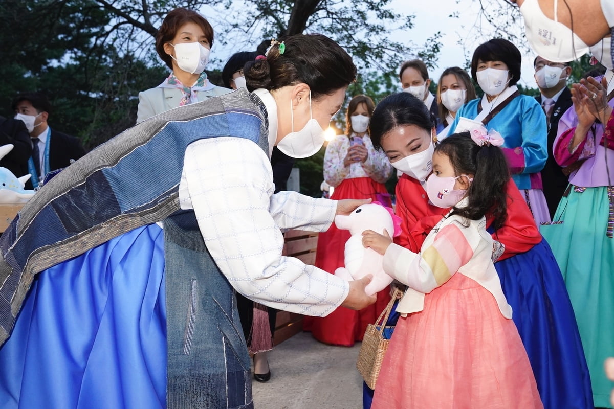 김 여사는 31일 저녁 서울시 종로구 경복궁 경회루를 찾아 `새활용 의류전`을 관람했다. (청와대 제공)