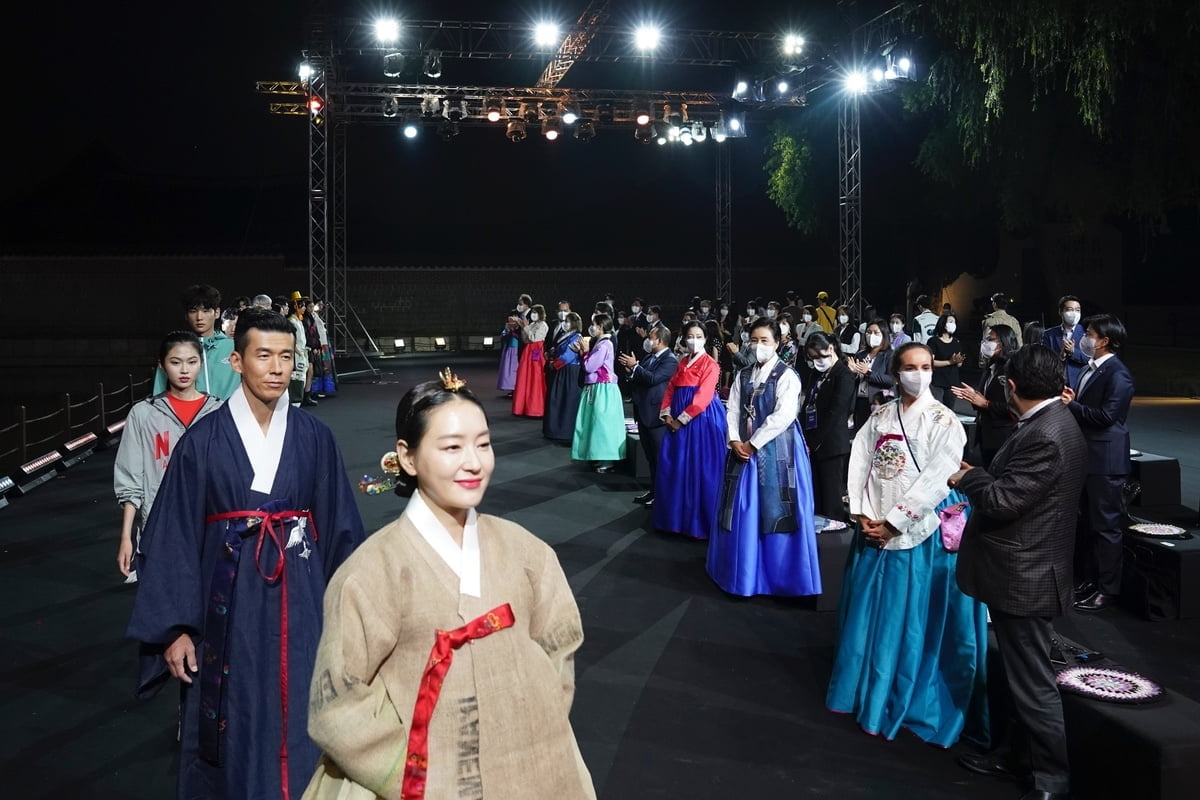 김 여사는 31일 저녁 서울시 종로구 경복궁 경회루를 찾아 `새활용 의류전`과 `새활용 의류 런웨이`를 관람했다. (청와대 제공)