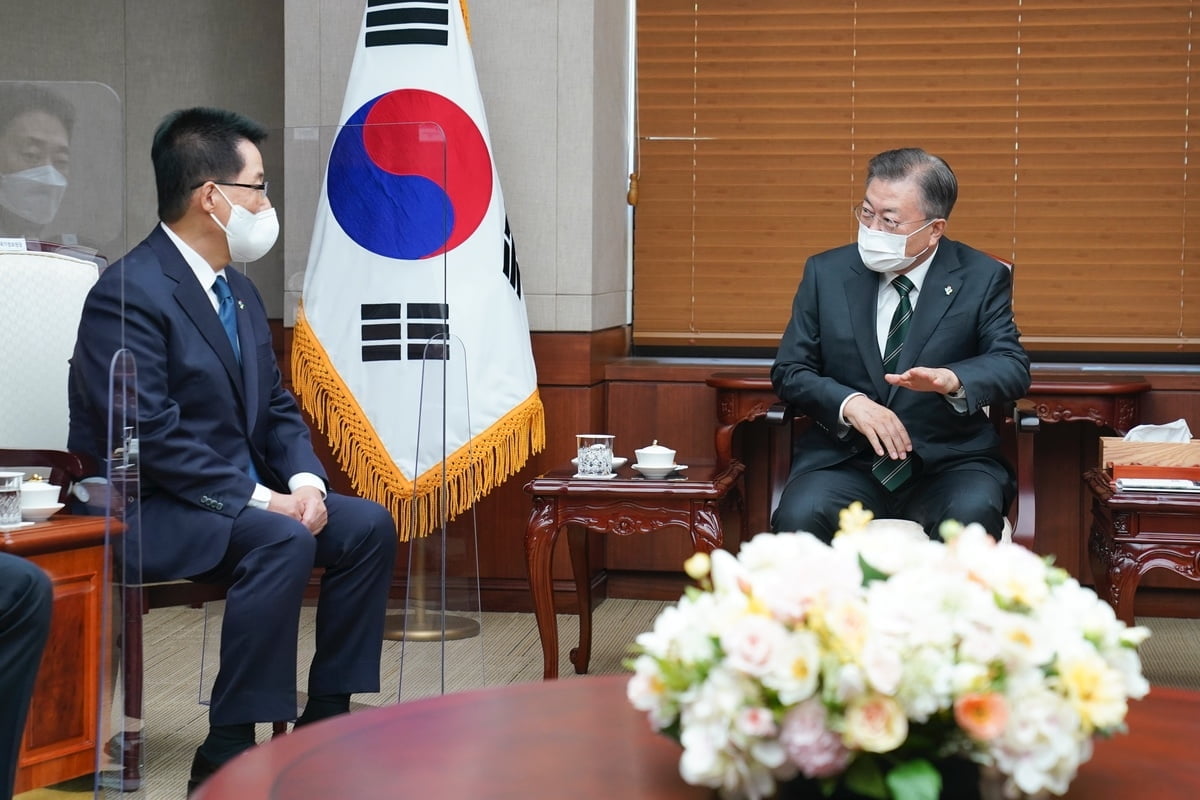 문재인 대통령이 4일 국가정보원을 방문해 개혁 성과를 보고 받았다. (청와대 제공)