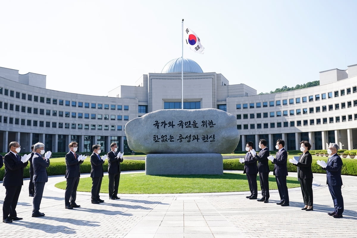 문재인 대통령이 4일 국가정보원을 방문해 개혁 성과를 보고 받고 새로운 원훈석 제막식에 참석했다. (청와대 제공)