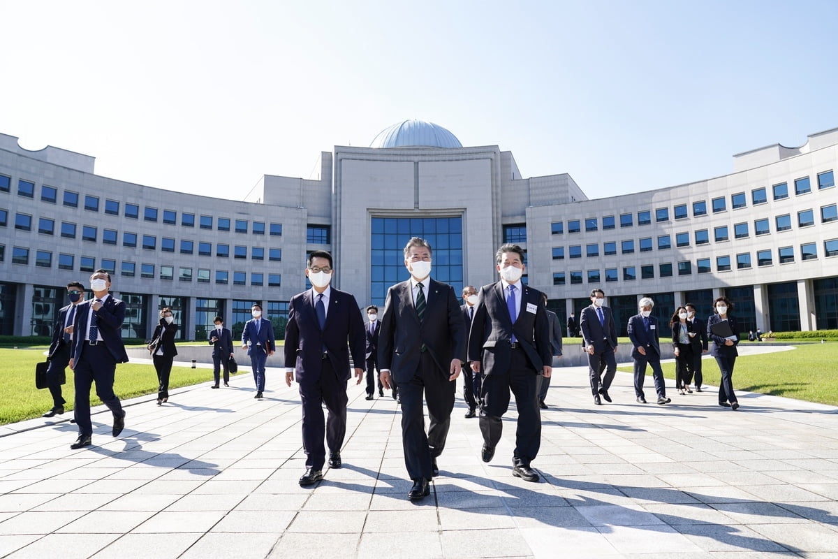 문재인 대통령이 4일 국가정보원을 방문해 개혁 성과를 보고 받았다. (청와대 제공)