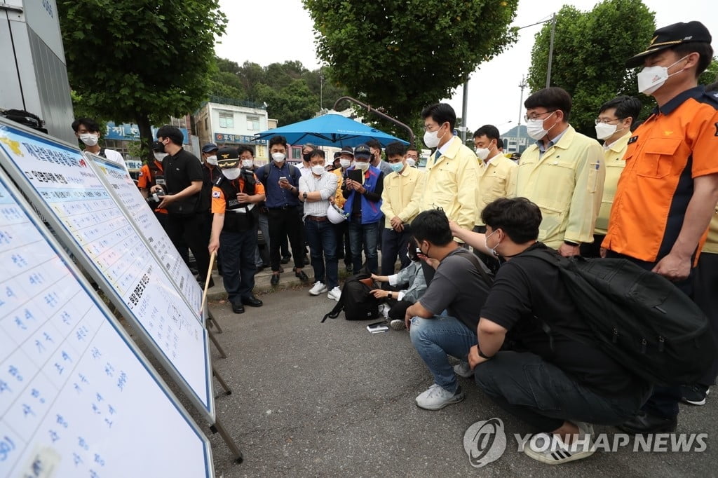 10일 오전 노형욱 국토교통부 장관이 광주 동구 학동 재개발지역 철거건물 붕괴 참사 현장을 찾아 현황 브리핑을 청취하고 있다. 2021.6.10