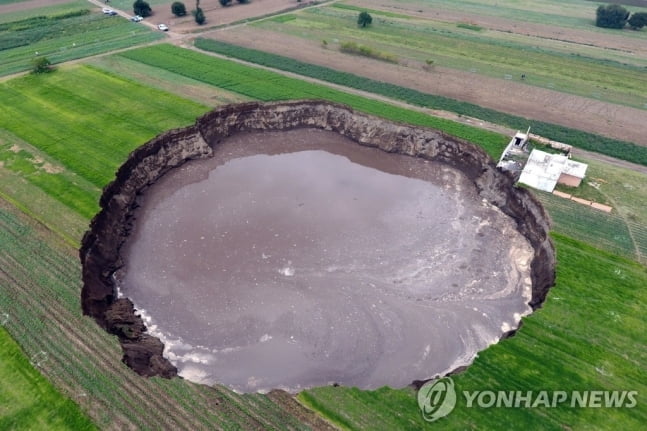 계속 커지는 멕시코 싱크홀…개 2마리 빠지고 집도 위태