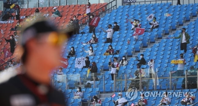 "실외경기장 최대 50%까지 관중…K팝공연 4천명 허용"