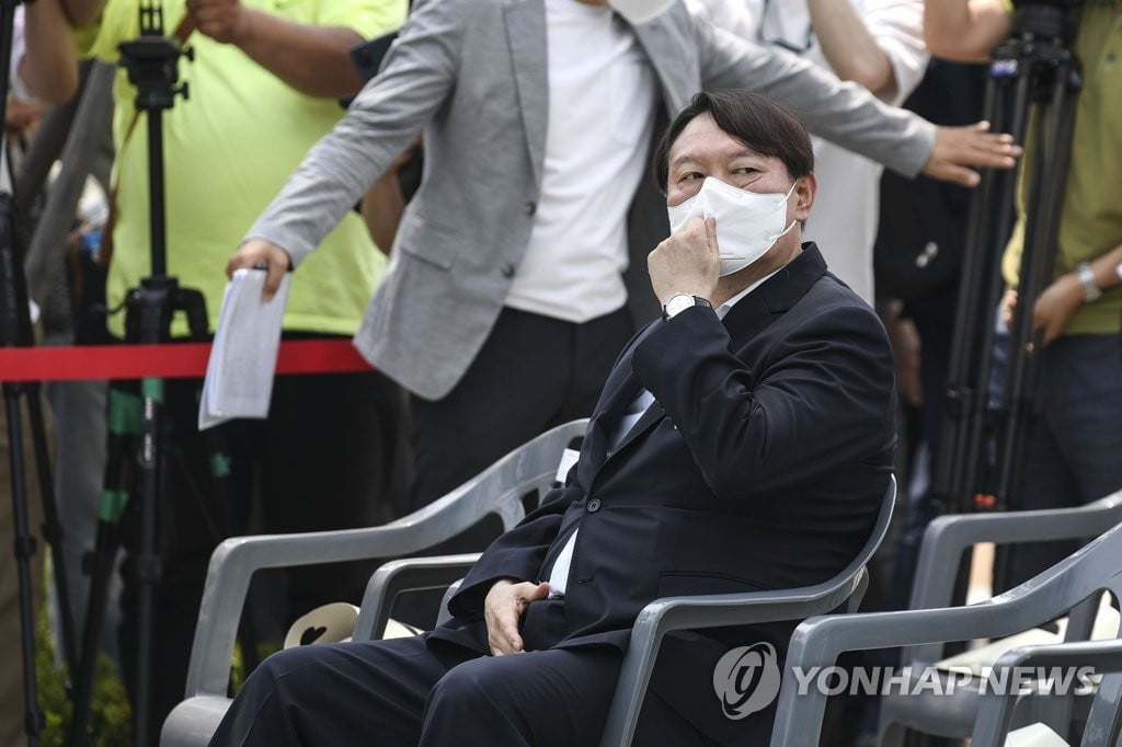 윤석열, 이준석에 당선 축하 문자 보내…"입당 이야기 없어"