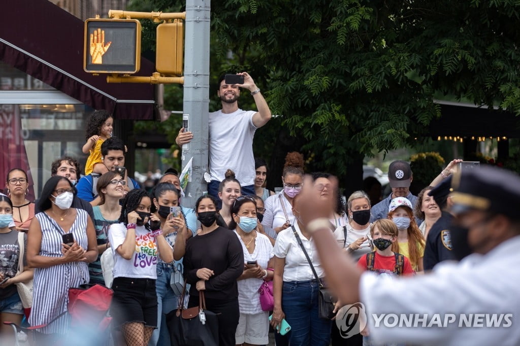 미국 코로나19 확진율, 팬데믹 사태 이후 최저치