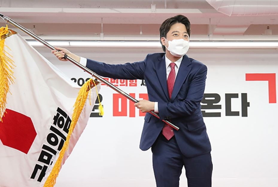 국민의힘 지지율, 민주당과 10% 차이…문 대통령은 38.5%