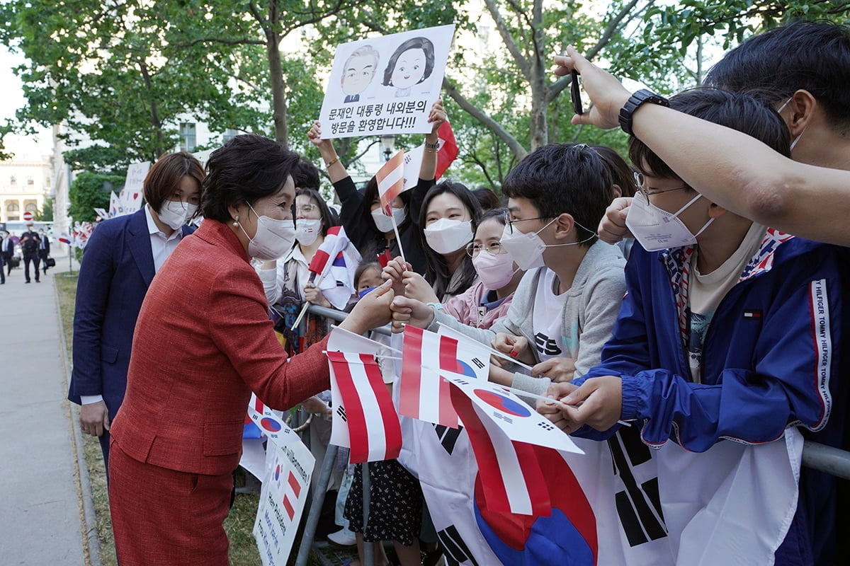 김정숙 여사가 오스트리아에서 현지 교민들의 환영 인사를 받고 있다. (청와대 제공)