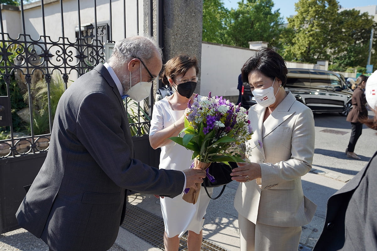 김정숙 여사가 현지시간 14일 도리스 슈미다우어 오스트리아 대통령 부인과 함께 빈 대학 식물원을 방문했다. (청와대 제공)