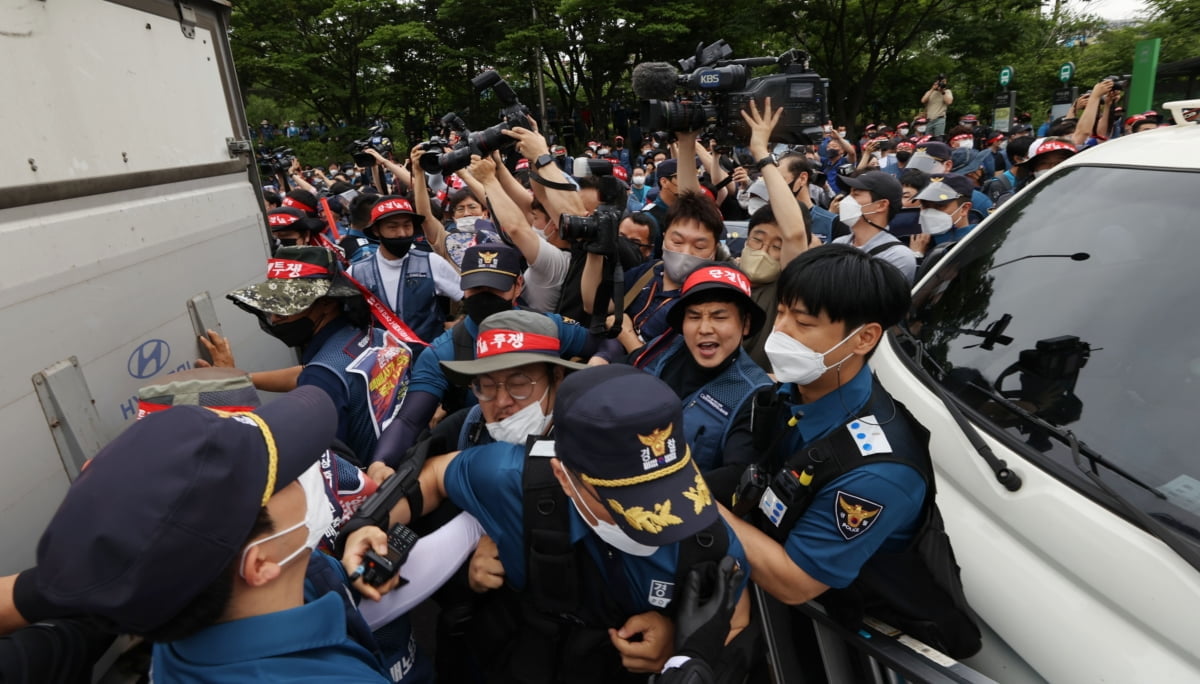 경찰과 몸싸움 벌이는 택배노조 