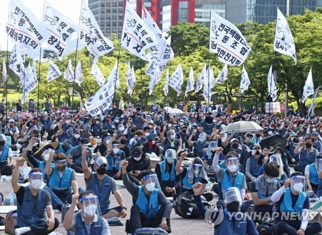 택배노조 여의도 `노숙 투쟁`…경찰 "감염병법 위반 고발"