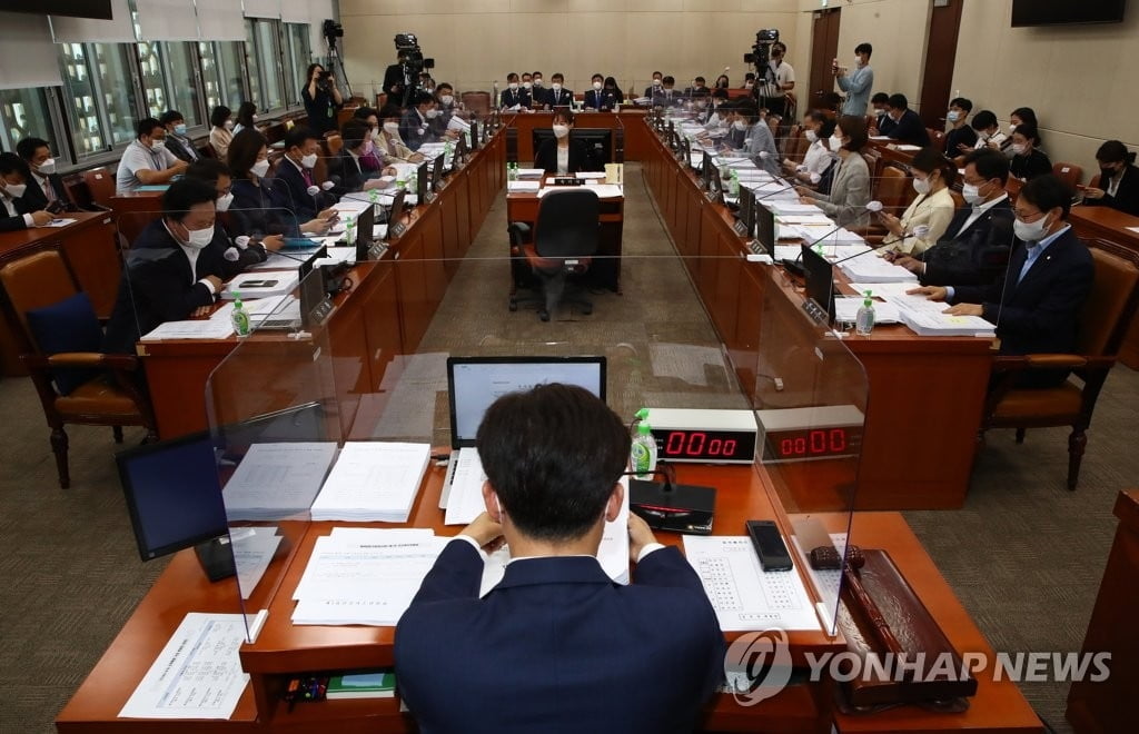 `백신 휴가비` 지원한다…법개정안 보건복지위 통과