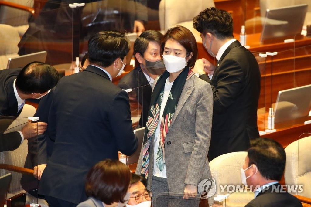 SNS 재개한 고민정, 이준석 저격..."공정하다는 착각"