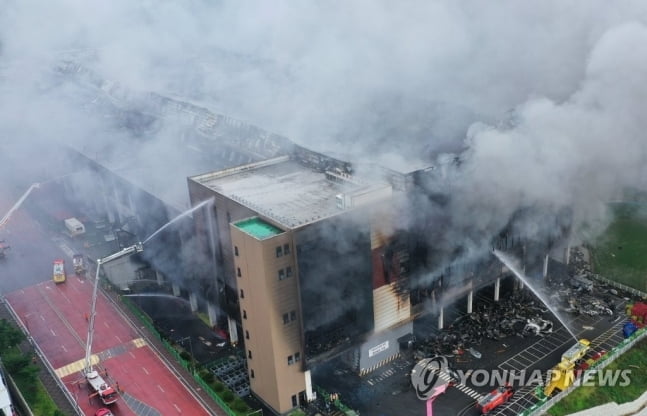 뼈대만 남은 물류센터, 붕괴 우려…"제발 살아만계세요"