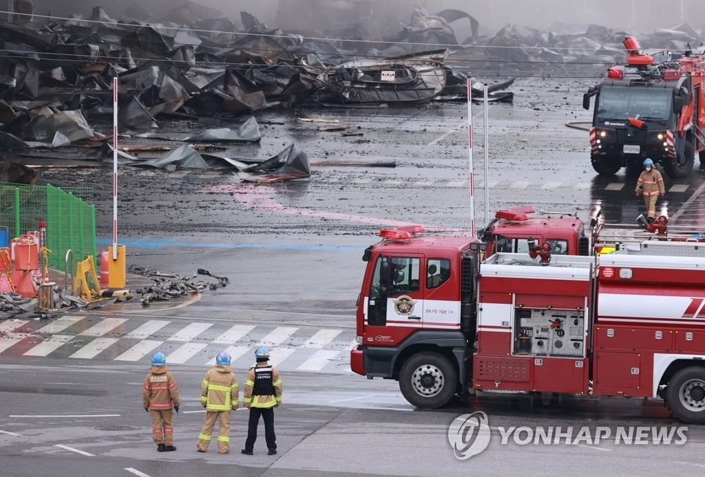 쿠팡 화재 "불길 잡았다"…내부 진입은 불가능