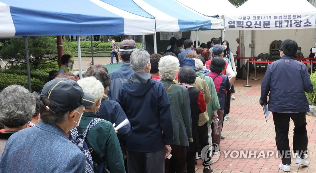 전문가들 "7월 거리두기 완화는 시기상조…`백신 무력화` 가능성도"