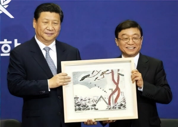 2014년 당시 오연천 서울대총장(오른쪽)이 중국 시진핑 국가주석(왼쪽)에게 김병종 화백의 작품 ‘서설(瑞雪)의 서울대 정문’을 선물하는 장면