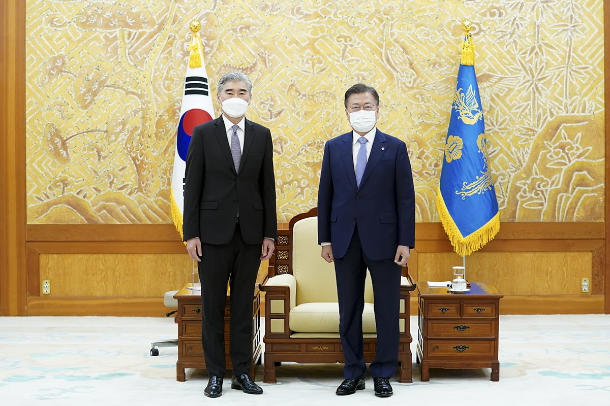 문 대통령은 22일 오후 2시 30분 청와대에서 방한 중인 성 김 미국 대북특별대표를 접견했다. (청와대 제공)