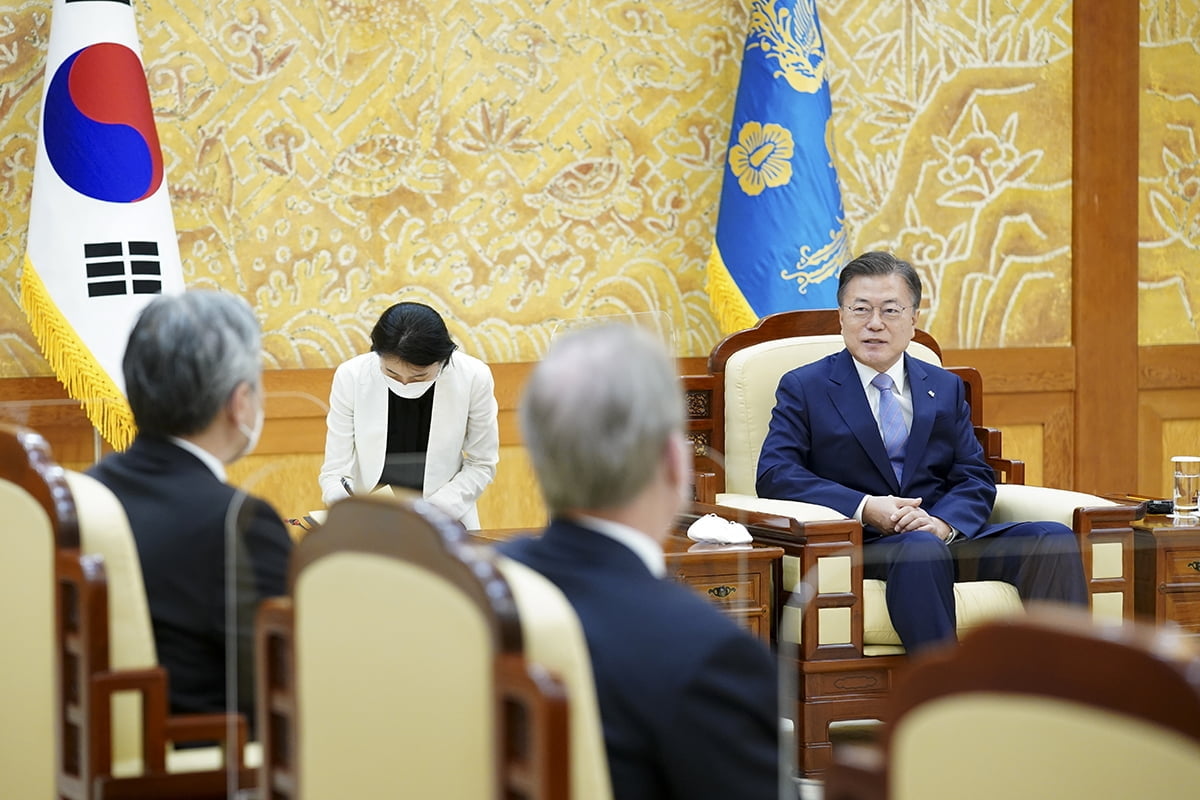 문 대통령은 22일 오후 2시 30분 청와대에서 방한 중인 성 김 미국 대북특별대표를 접견했다. (청와대 제공)