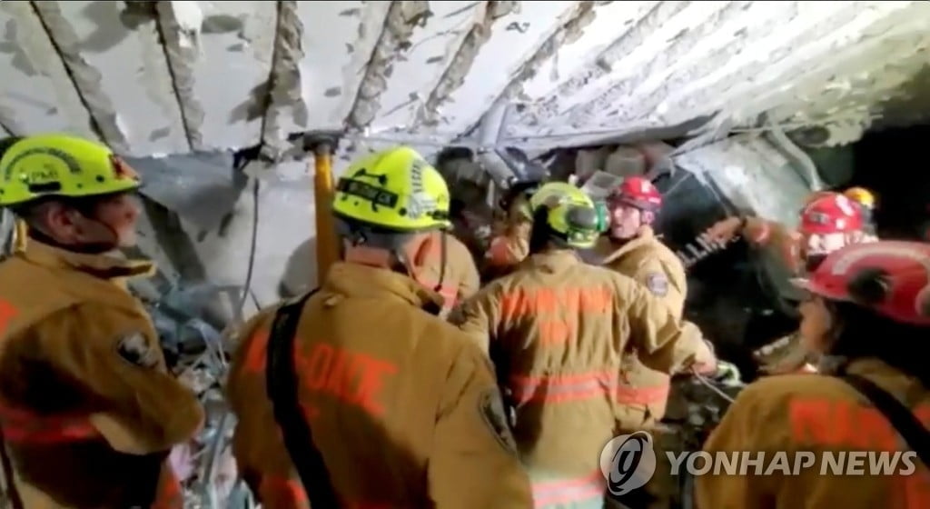 12층 아파트 붕괴현장, 15세 소년 극적으로 구출…엄마는 사망