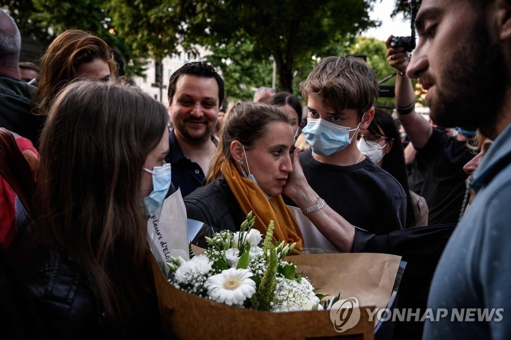 24년간 성폭행한 계부 살해한 여성 석방…법정 안팎서 환호·박수