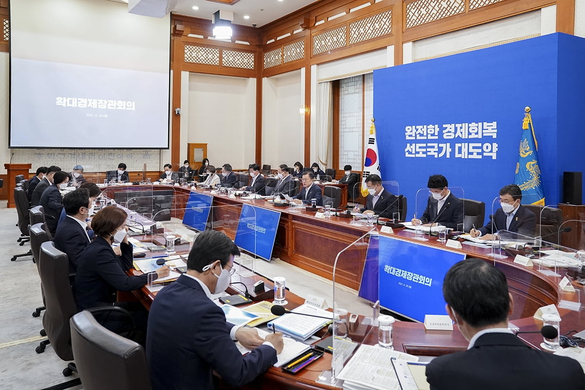 문 대통령이 28일 청와대에서 확대경제장관회의를 주재했다. (청와대 제공)