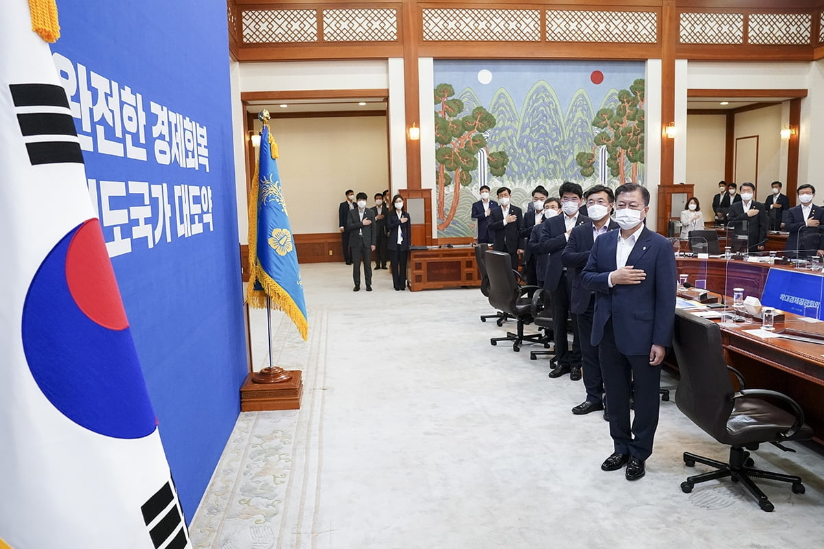 문 대통령이 28일 청와대에서 확대경제장관회의를 주재했다. (청와대 제공)