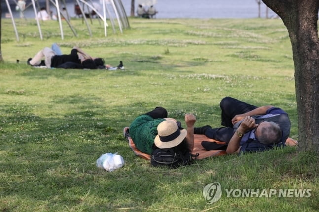 "변이 확산하면 실외도 마스크 착용 의무화"