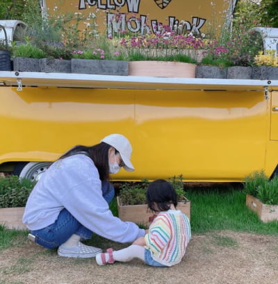 '47세 초보맘' 최지우, 두살 딸과 함께하는 시간