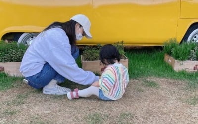 최지우, 귀여운 딸과 오순도순…육아 삼매경에 빠진 '47세 동안맘' [TEN★]