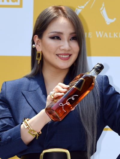 [TEN 포토] CL '팝스타의 센스 넘치는 사인'