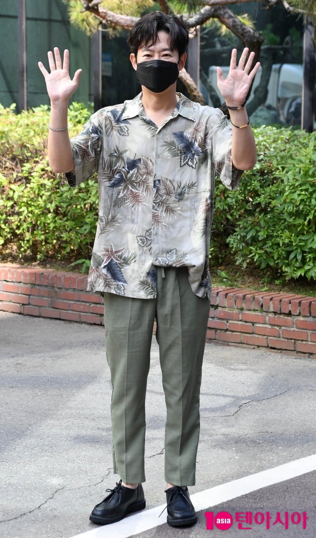 [TEN 포토] NRG 천명훈 '시원한 하와이안 셔츠 입고 출근'