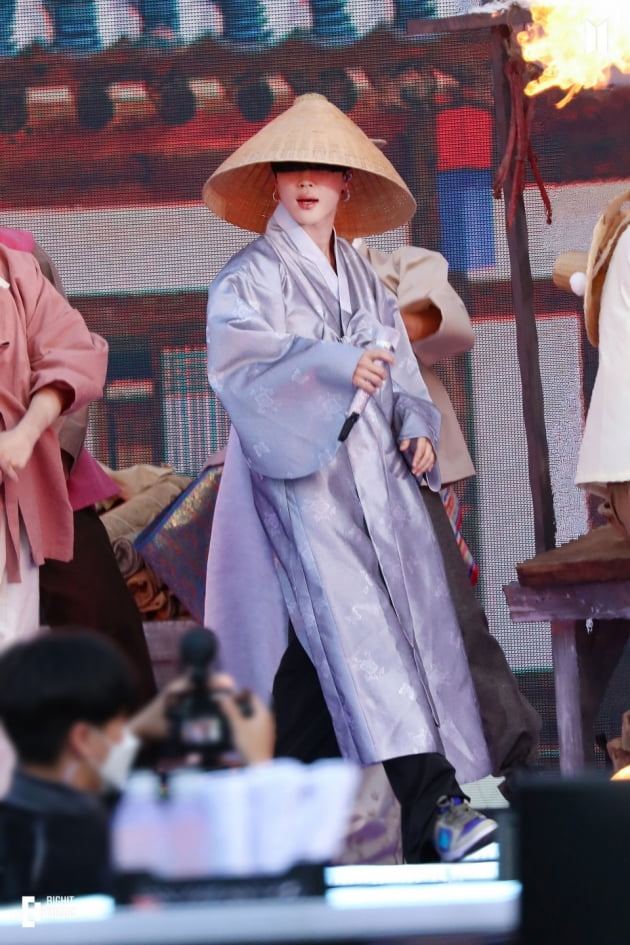 '패션의 아이콘' 방탄소년단 지민, 일본 열도를 녹인 감각적인 입술 스타일링 