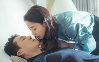 '결사곡2' 이태곤X김보연, 입맞춤 직전 침대 투샷