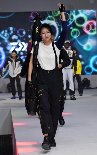 [TEN 포토] 수빈 '멜빵바지로 스타일리쉬하게~'