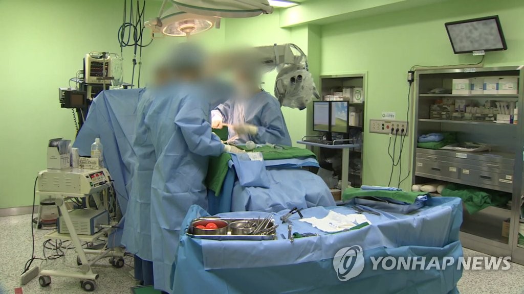 수술실 비우는 의사들…공공연히 자리 메꾸는 '불법 인력'