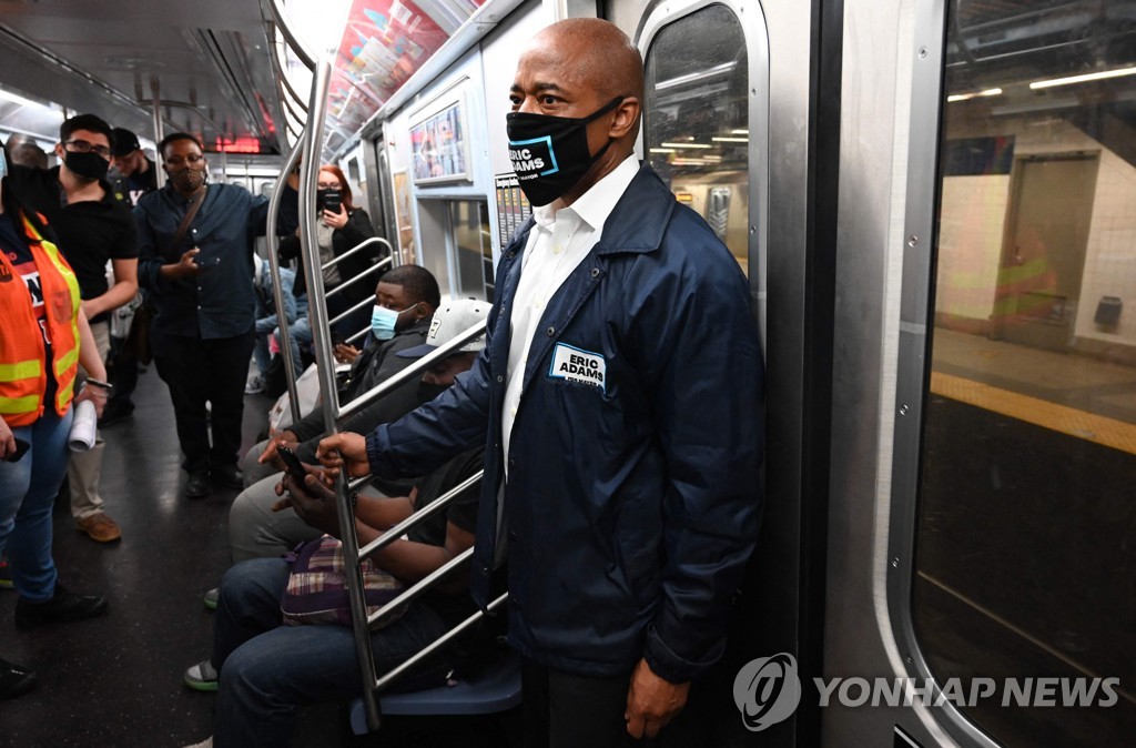 '진보 도시' 뉴욕서 중도 시장 나오나…"치안이 최대 쟁점"