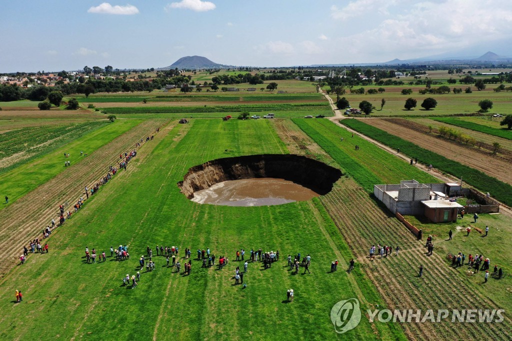 멕시코에 지름 100ｍ 거대 싱크홀…농가 삼킬 태세에 '망연자실'