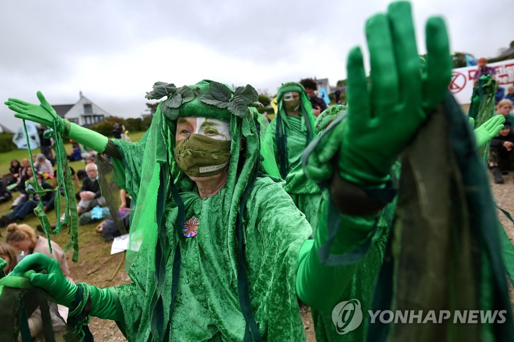 [사진톡톡] 풍선인형·피카추·까마귀…콘월에 모인 G7 시위대