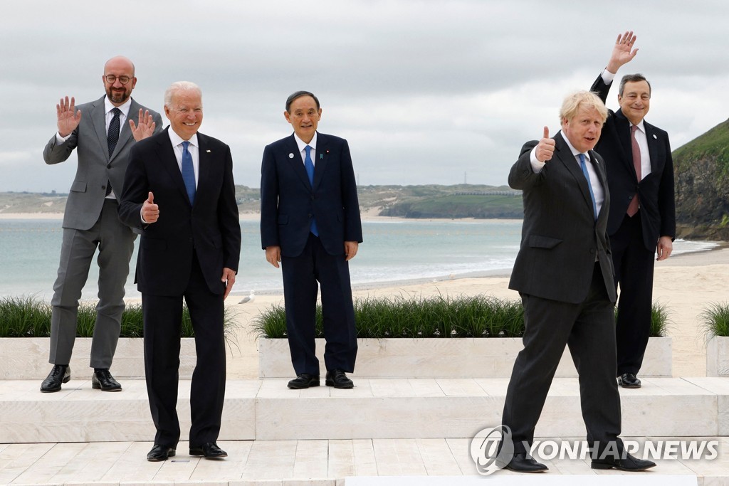 [사진톡톡] G7 정상 부부들, 콘월 바닷가서 화기애애 기념사진