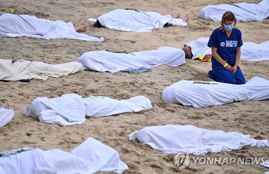 [사진톡톡] 풍선인형·피카추·까마귀…콘월에 모인 G7 시위대