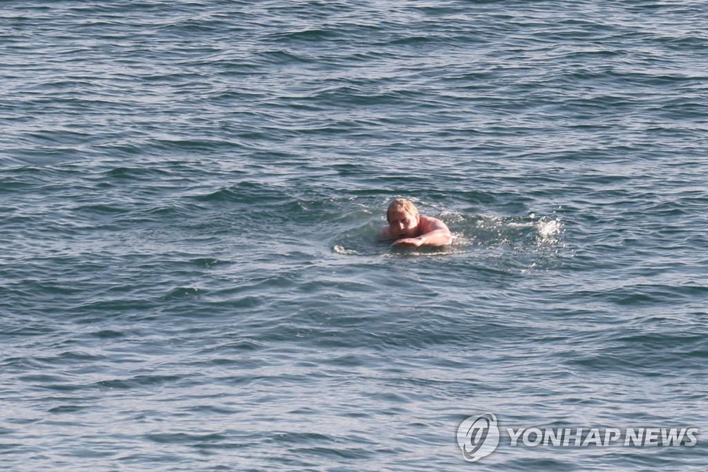 [사진톡톡] 풍선인형·피카추·까마귀…콘월에 모인 G7 시위대