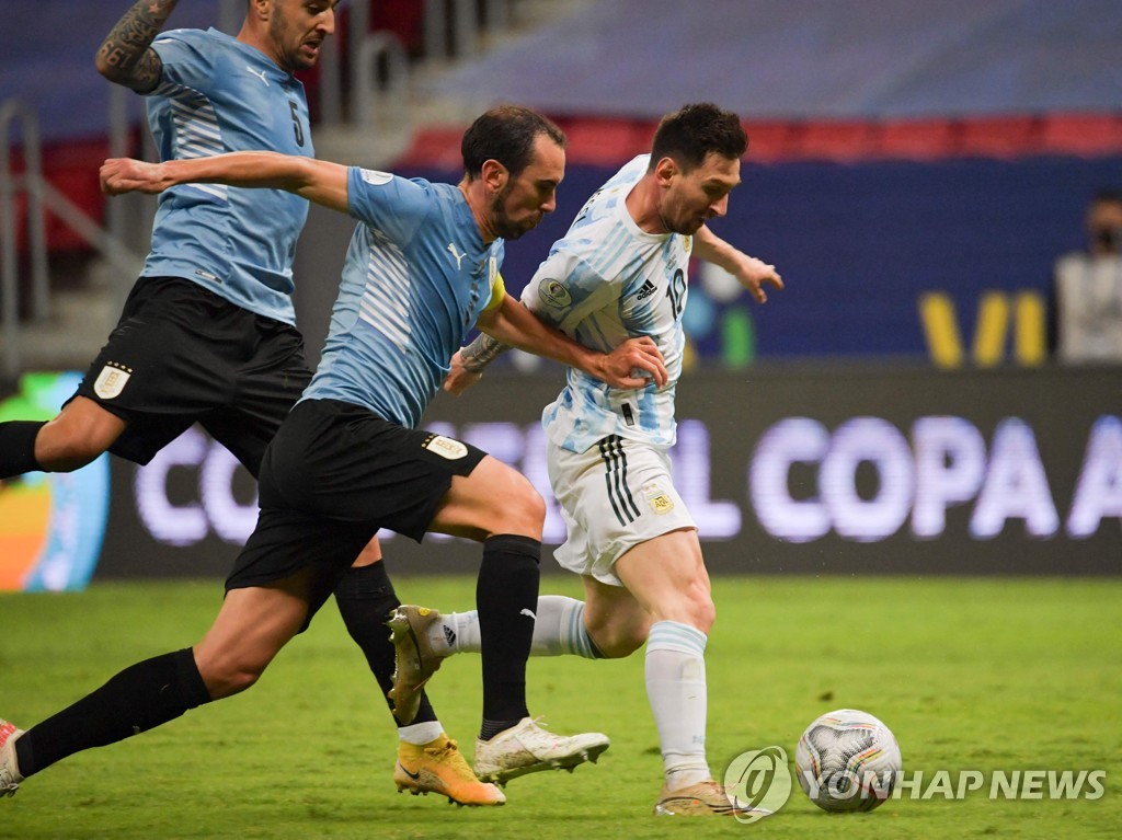 아르헨티나, 우루과이 1-0 꺾고 코파 첫 승…메시 결승골 도와(종합)