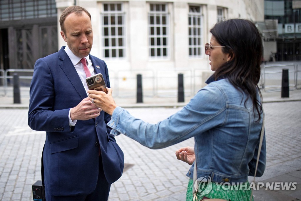 영국 보건장관, 이번엔 측근과 사무실서 키스 사진 유출로 곤경