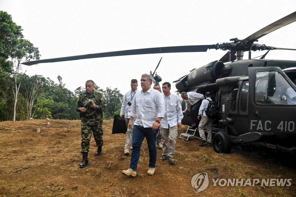 콜롬비아 두케 대통령 탄 헬기에 총격…탑승자 모두 무사