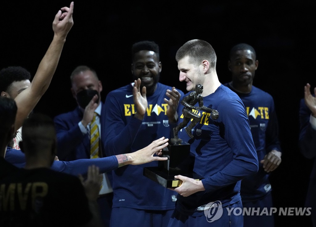 부커·폴 앞세운 NBA 피닉스, 덴버에 3연승…서부 결승행 눈앞