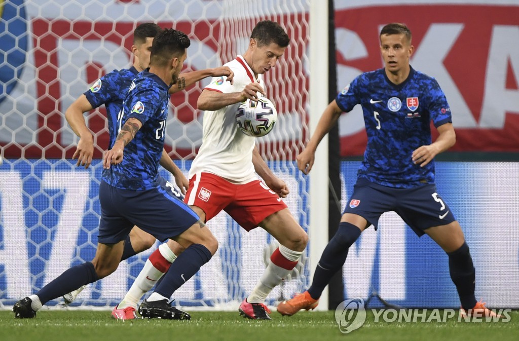 슬로바키아, 10명 싸운 폴란드 2-1 제압…레반도프스키 침묵