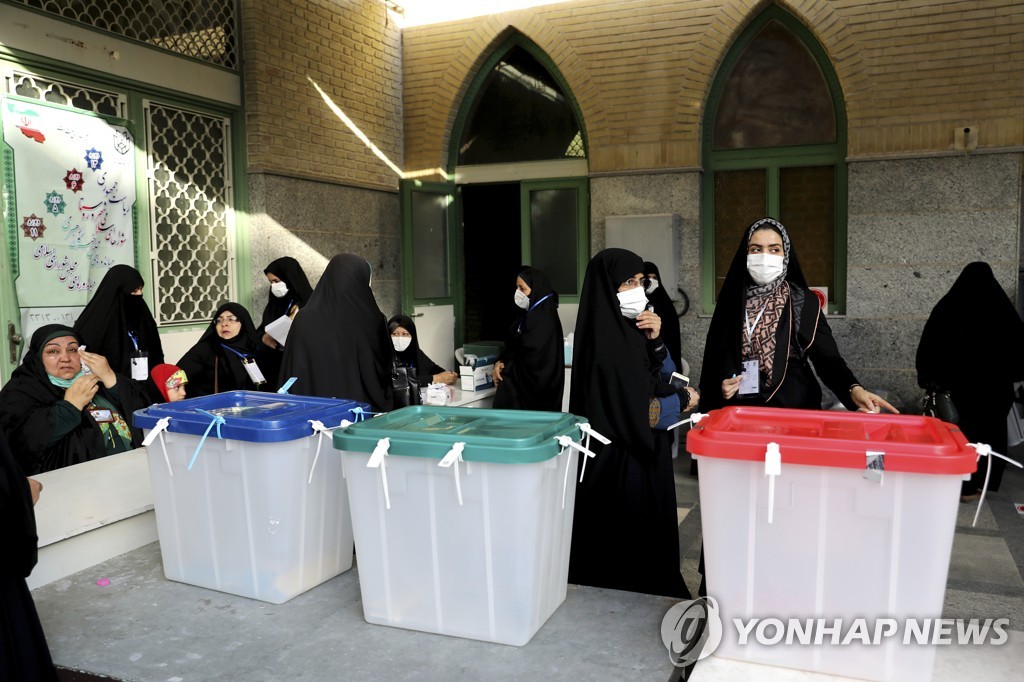 이란 대선, 강경보수 후보 압승 전망속 시작…최고지도자도 한표